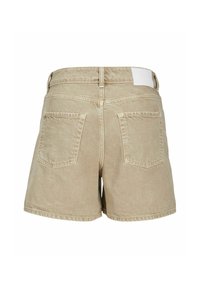 Pantaloni shorts in denim beige con vita media, due tasche posteriori e un'etichetta bianca in vita. Il tessuto ha una leggera texture.