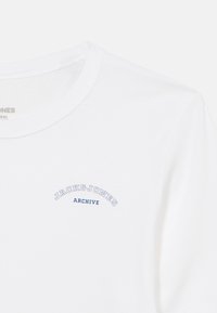 Λευκό βαμβακερό T-shirt με στρογγυλή λαιμόκοψη και την επιγραφή "JACK & JONES ARCHIVE" σε κυρτό μπλε κείμενο στο στήθος. Λεία υφή.