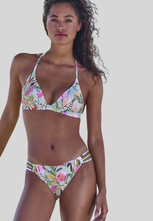 Set bikini, caratterizzato da una base azzurro chiaro con stampe floreali tropicali in rosa e verde. Top a collo alto, spalline regolabili e fessure laterali sui pantaloni.