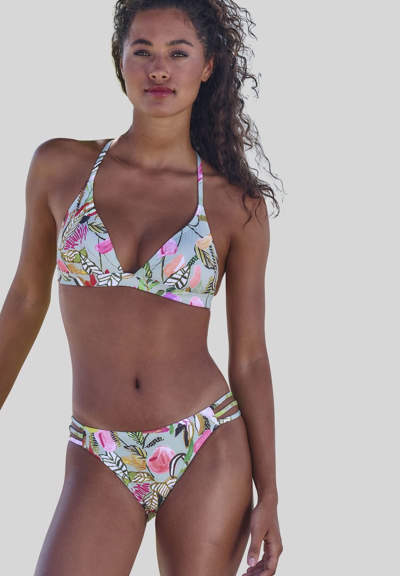 Bikini-Set mit einem hellblauen Grundton und tropischen Blumenmustern in Pink und Grün. Oberteil mit Trägern zum Binden, verstellbaren Trägern und seitlichen Ausschnitten an den Slips.