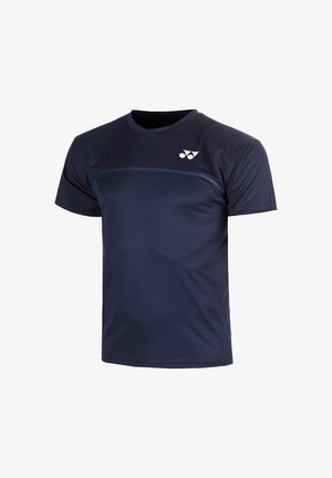 Camiseta deportiva de manga corta en azul marino con cuello redondo y un pequeño logo blanco en la parte superior izquierda del pecho.