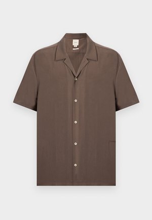 Brun kortermet skjorte med knapper, camp-krage, fem knapper foran, og subtil Calvin Klein-logo nederst på høyre side.