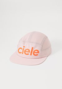 Roze pet gemaakt van lichtgewicht stof, met gaaspanelen en een oranje "ciele" logo aan de voorkant. Modern ontwerp met een gebogen klep.