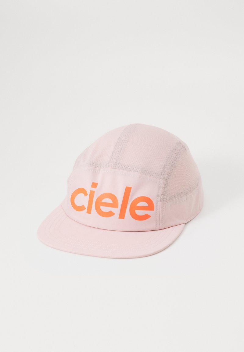 Roze pet gemaakt van lichtgewicht stof, met gaaspanelen en een oranje "ciele" logo aan de voorkant. Modern ontwerp met een gebogen klep.