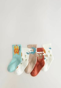 Cinque paia di calzini per bambini: azzurri chiari con grafica di leone, bianchi con animali, beige, ruggine con bradipo e crema con stampa animale. Texture a coste.