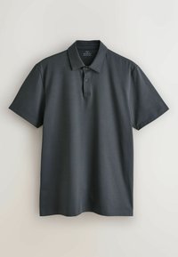 Polo à manches courtes gris foncé avec une patte à deux boutons et un col classique, présenté à plat sur un fond clair.