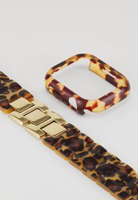 Bracelet de montre à motif tortue en ambre et marron foncé avec des accents en métal doré ; comprend un étui de protection assorti au même motif.