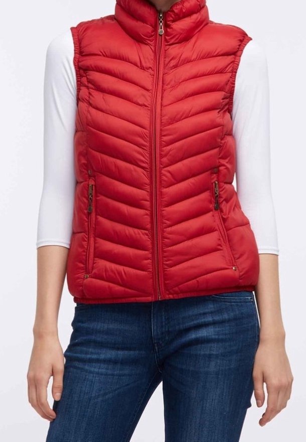 Rood geïsoleerd vest met een hoge kraag, ritssluiting aan de voorkant en een zigzag doorgestikt patroon. Voorzien van twee zijzakken met contrasterende ritsen.