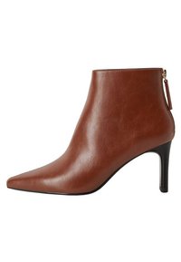 Bottine en cuir marron avec un bout pointu, un talon stiletto fin et une fermeture éclair à l'arrière. Texture lisse avec un minimum de détails.