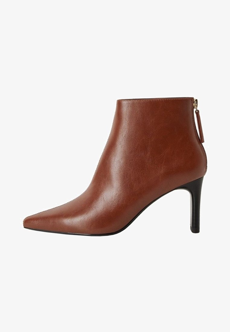 Bottine en cuir marron avec un bout pointu, un talon stiletto fin et une fermeture éclair à l'arrière. Texture lisse avec un minimum de détails.