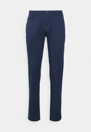 Granatowe spodnie o prostych nogawkach z zapięciem na guzik, szlufkami na pasek oraz kieszeniami z przodu i z tyłu na jednolitym tle.