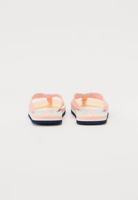 Infradito rosa con cinturini texturizzati, suole multicolori a strati in tonalità pastello e una base blu navy.