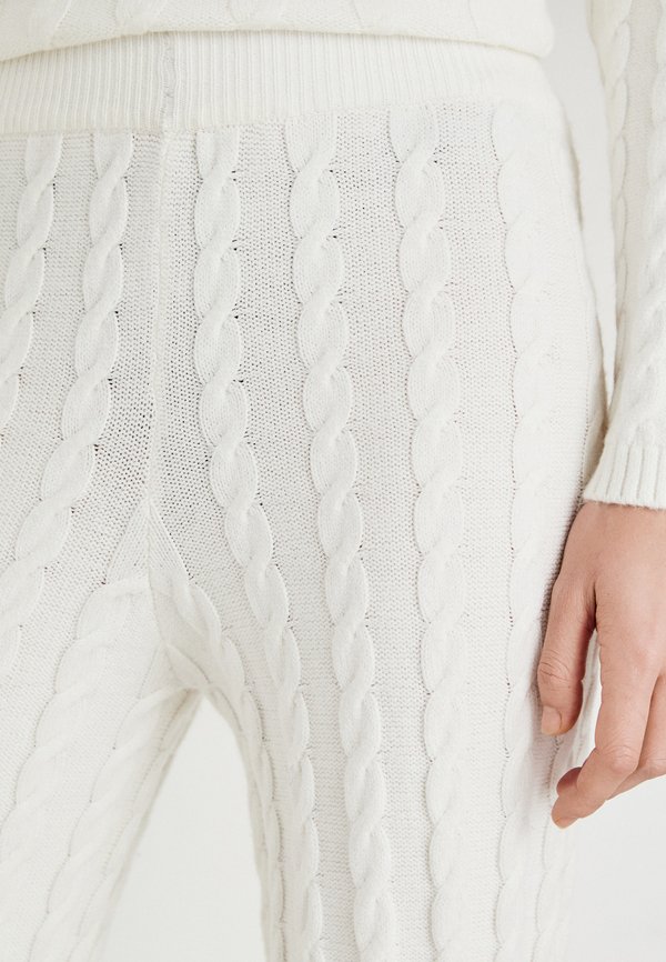 CABLE TROUSERS - Trousers3