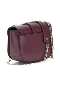 Sac bandoulière bordeaux en cuir lisse avec une forme incurvée, doté d'une chaîne en métal argenté et d'une fermeture à rabat sécurisée.