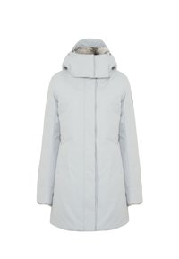 Cappotto invernale grigio chiaro con colletto alto e cappuccio foderato in pelliccia, maniche lunghe e tasche laterali con zip, chiusura frontale con zip.