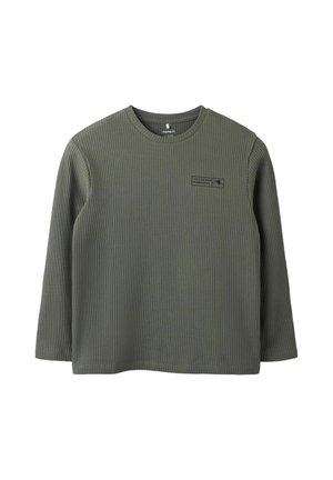 T-shirt côtelé vert olive à manches longues avec col rond et petit logo noir imprimé sur la poitrine gauche.