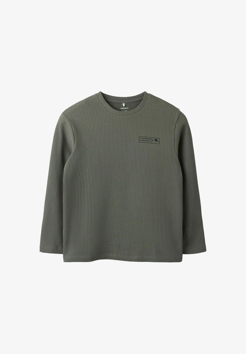 T-shirt côtelé vert olive à manches longues avec col rond et petit logo noir imprimé sur la poitrine gauche.