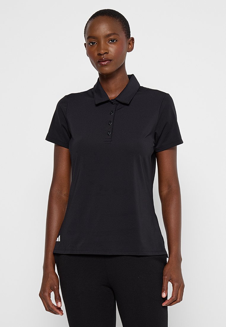 Schwarzes Poloshirt aus glattem, leichtem Stoff. Mit einem Kragen, einer Knopfleiste mit fünf Knöpfen und kurzen Ärmeln.