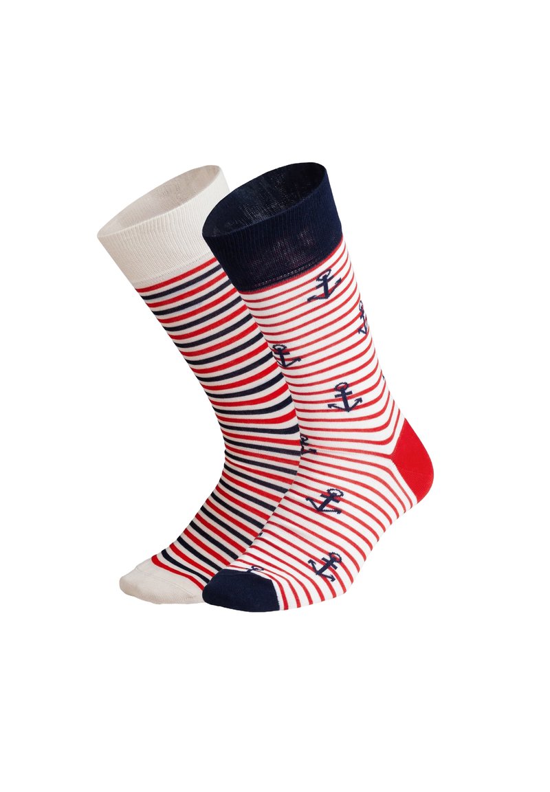 Stribede sokker; den ene hvid med røde og marineblå striber, den anden rød med hvide striber og marineblå ankre. Bomuld, ribbet tekstur i toppen.