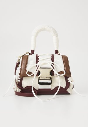 Kleine Handtasche aus weißem Netz mit Akzenten aus burgunderrotem und braunem Leder, mit einem oben umwickelten Griff in Weiß, einem vorderen Schnallenverschluss und dekorativen Schnürsenkeln.