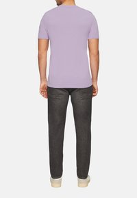 Lichtpaarse t-shirt met korte mouwen, van een katoenmix, met een ronde halslijn, gecombineerd met donkergrijze spijkerbroek en beige sneakers. Eenvoudige, klassieke pasvorm.
