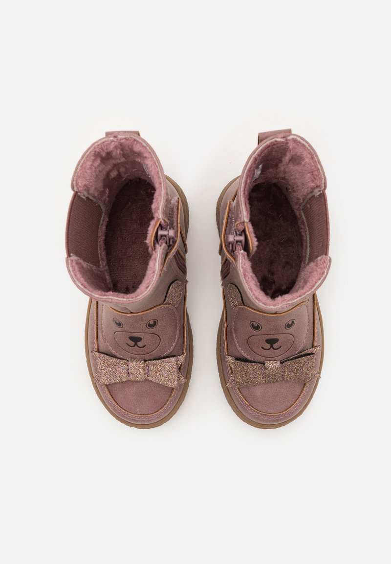 Bottes d’hiver mauves pour enfants avec des têtes d’ours sur les orteils, des nœuds scintillants, une doublure intérieure en polaire et des fermetures éclair latérales, vues de dessus.