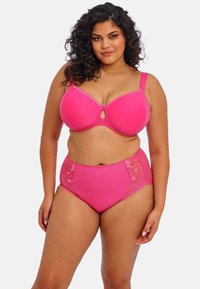 Roze lingerie set met een bh met gewatteerde cups en een sleutelgatontwerp, gecombineerd met hooggehaakte slipjes met kant en getextureerde panelen.