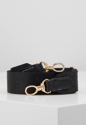 Cinturino in tessuto nero con motivo logo impresso, clip in metallo dorato e dettagli in pelle. Design piatto, texture liscia, hardware funzionale.