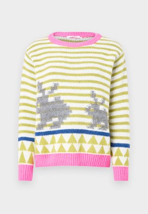 Pull en tricot avec des rayures vertes et blanches, des motifs de lapin gris, une bande géométrique bleue, et un col et un ourlet côtelés roses. Texture douce.