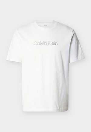 Biele krátke tričko s krátkymi rukávmi vyrobené z bavlny, s šedým logom "Calvin Klein" cez hruď v minimalistickom písme.