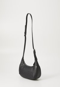 Borsa a spalla in pelle nera con forma curva, design a rilievo e tracolla regolabile. Presenta una chiusura con zip e una texture elegante.