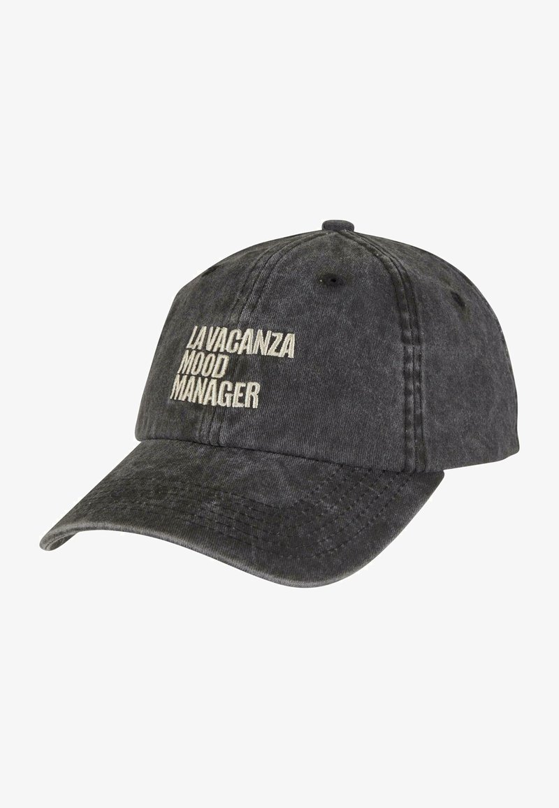 Gorra de mezclilla negra con visera curva que presenta un texto bordado "LA VACANZA MOOD MANAGER" en color crema. Textura suave con un aspecto desgastado.