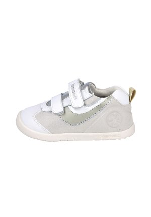 Zapatilla blanca y gris con cintas de Velcro, textura suave, un acento plateado y un logotipo en el lateral. Suela de goma para mayor tracción.
