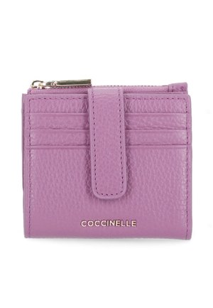 Portacarte in pelle viola con sei fessure per carte, una cinghia con bottone a pressione, una tasca superiore con zip e logo dorato sul davanti.