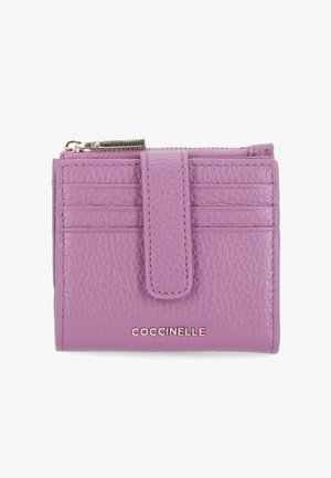 Portacarte in pelle viola con sei fessure per carte, una cinghia con bottone a pressione, una tasca superiore con zip e logo dorato sul davanti.