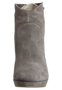 Botte de cheville en suede gris avec un bout arrondi, texture lisse, minimalisme dans les détails de couture et une petite fermeture éclair décorative sur le côté.
