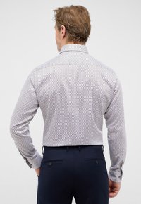 Herenoverhemd van lichte stof met een geometrisch patroon in blauw en wit, voorzien van een button-down kraag en lange mouwen.