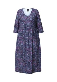 Vestido azul marino con un estampado de paisley en rosa y blanco. Escote en V y mangas de 3/4. Silueta acampanada con detalle de cintura fruncida.