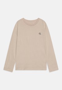 Beidzis garām piedurknēm t-krekls, kas izgatavots no mīksta kokvilnas, ar apaļu dekoltē un mazu tumšu logotipu kreisajā krūtī. Vienkāršs dizains.
