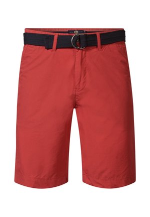 Shorts rouges en tissu léger, dotés d'une ceinture tissée marine avec une boucle en métal circulaire, conçus avec une coupe droite et des bords ourlés.