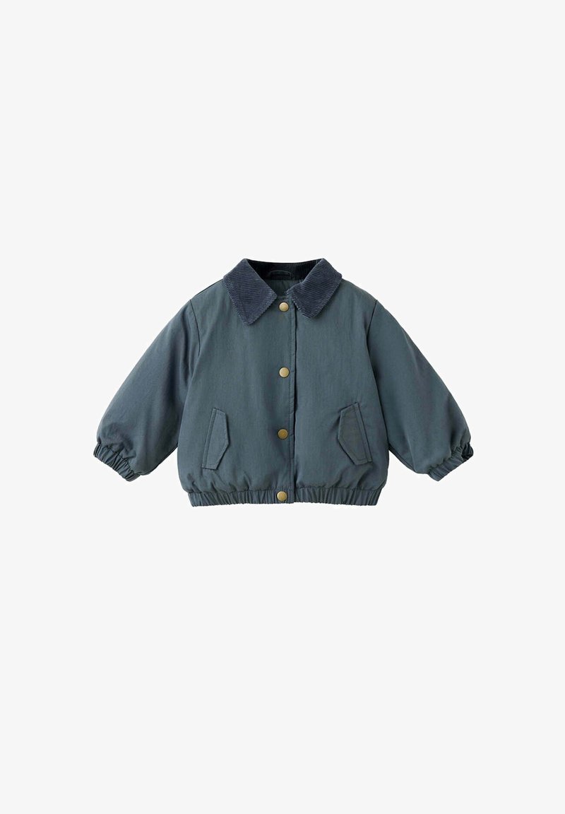 Veste pour tout-petit vert foncé avec col en velours côtelé, boutons-pression, poignets élastiques et deux poches avant sur fond blanc.