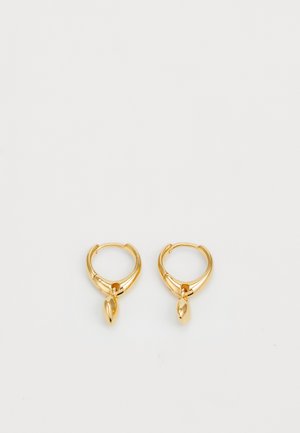 Goldene Creolen mit einer glatten metallischen Oberfläche, die einen tropfenförmigen Anhänger von jeder Creole hängen haben. Einfaches Design mit glänzender Textur.