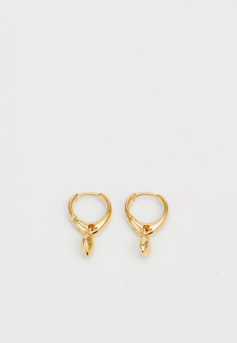 Zlatne okrugle naušnice s glatkim metalnim završetkom, s kapljičastim privjeskom koji visi s svake naušnice. Jednostavan dizajn s sjajnom teksturom.