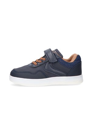 Zapatilla azul marino con parte superior de cuero liso y malla, correa de Velcro ajustable y suela de goma ligera. Detalles en tonos beige.