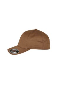Bruine baseballcap van stof, met een gebogen rand, gestikte ventilatieopeningen en een Flexfit-maatsticker op de rand.