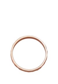 Prsten od ružičastog zlata s glatkom unutarnjom površinom i teksturiranom, valovitom vanjskom ivicom, kružnog oblika, bez dodatnih ukrasa.