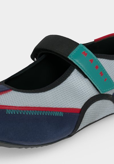 Chaussure style Mary Jane en tissu mesh gris, bout bleu marine, bordure rouge, bride noire et fermoir turquoise portant la marque Marni en lettres rouges.