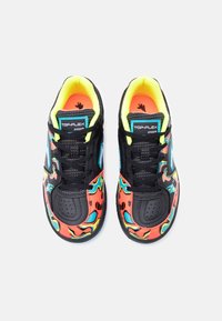 Ζεύγος μαύρα αθλητικά παπούτσια με πολύχρωμα αφηρημένα σχέδια,  φωσφοριζέ κίτρινη επένδυση, μαύρα κορδόνια και ετικέτα "TOP-FLEX INDOOR" στη γλώσσα.