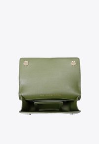 Borsa a mano in pelle verde con un design strutturato, caratterizzata da un pattino pieghevole, dettagli in hardware dorato e logo in rilievo "THE SHOREDITCH".