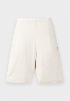 Εκρού βερμούδα από πετσέτα μήκους μέχρι το γόνατο με ελαστική μέση και μικρό διακριτικό λογότυπο στο δεξί πόδι.